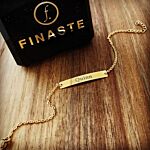 Gouden gegraveerde armband op houten ondergrond