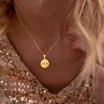 Graveerbare ketting met twee initialen in goud om nek