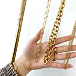 Trendy kettingen aan een rek in het goud