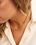 Model draagt gouden kettingen mix
