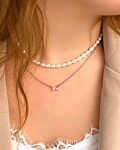 kettingen met sparkle en parel details om model