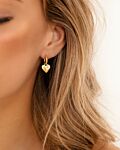 Heart & pearl earrings goldplated gedragen in oor