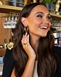 Model draagt gouden sieraden