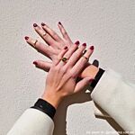 Influencer met gouden ringen