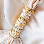 Trendy ringen op een mooie stof om cadeau te geven