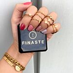 Leuke gouden ringen om de hand met een sieradendoosje vast