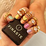 Gouden ringen mix met pastel nagels