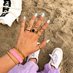 gouden mix van armbanden en ringen