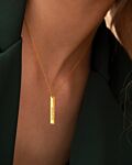 Model draagt ketting met naam