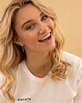 Model draagt shiny tennis earrings goudkleurig in oor