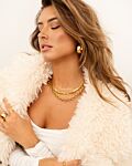 Gouden sieraden look bij model