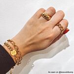 influencer draagt big chain ring in de kleur goud