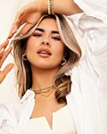 Model draagt gouden sieraden mix