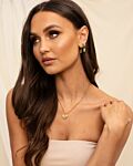 Model draagt gouden vingerafdruk ketting