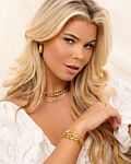 Gouden sieraden look bij model