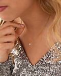 Het model draagt de mooie nieuwe sparkle square ketting in het goud