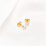 Sparkle stud oorbellen in het goud op satijn