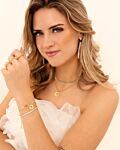Model draagt mix van gouden tennis sieraden