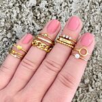 Subtiele gouden ringen look