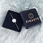 Zilveren armbandje met initial in sieradendoosje