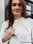 Influencer draagt zilveren sieraden mix