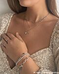 Influencer draagt tennis sieraden