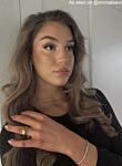 Influencer draagt glitter armband