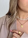 Influencer draagt gouden sieraden van finaste