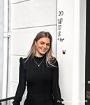 Influencer draagt zilveren ketting met initialen om hals