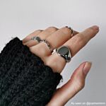 Influencer draagt zilveren ringen