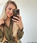 Influencer draagt gouden finaste sieraden
