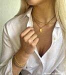 Influencer draagt gouden schakelarmband