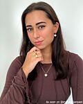 Influencer met gouden sieraden
