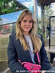 Influencer draagt gouden sieraden