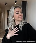 Influencer gouden sieraden look