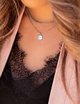 Mooie ketting in het zilver om de hals