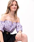 Model met lila off-shoulder top