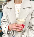 influencer draagt gouden ringen