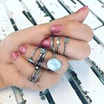 hand vol zilveren ringen 