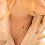 Meisje draagt gouden ketting birthstone