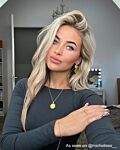 Influencer met gouden sieraden van finaste