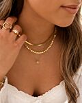 Gouden necklaceparty bij model