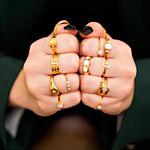 gouden ringen mix om hand
