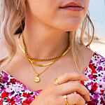 Model draagt gouden necklace layer met gepersonaliseerde ketting