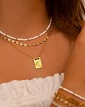 Gouden necklace layer met witte top