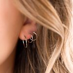 Mooie oorbellen in het oor gemaakt van 925 sterling zilver