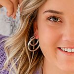 Mooie oorringen in het oor voor een trendy look