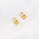 Stud oorbellen met slotje in de kleur goud 