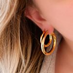Mooie oorringen in het oor voor een trendy look