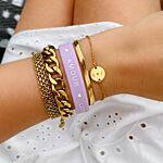 Trendy gouden armbanden met een paars lila bandje